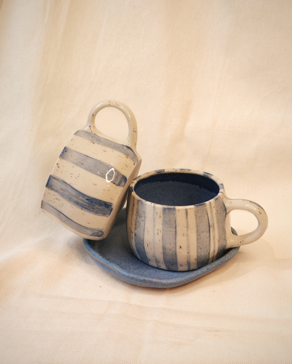 Blaue Streifen Keramiktasse – Brasilianisches Design