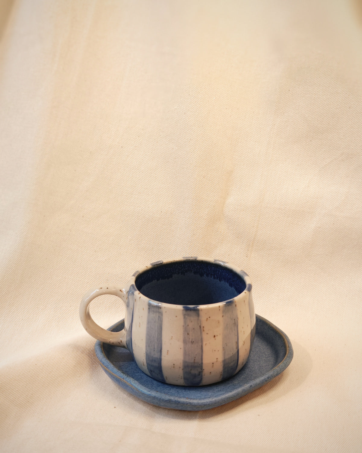 Blaue Streifen Keramiktasse – Brasilianisches Design