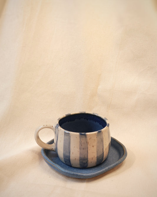 Blaue Streifen Keramiktasse – Brasilianisches Design
