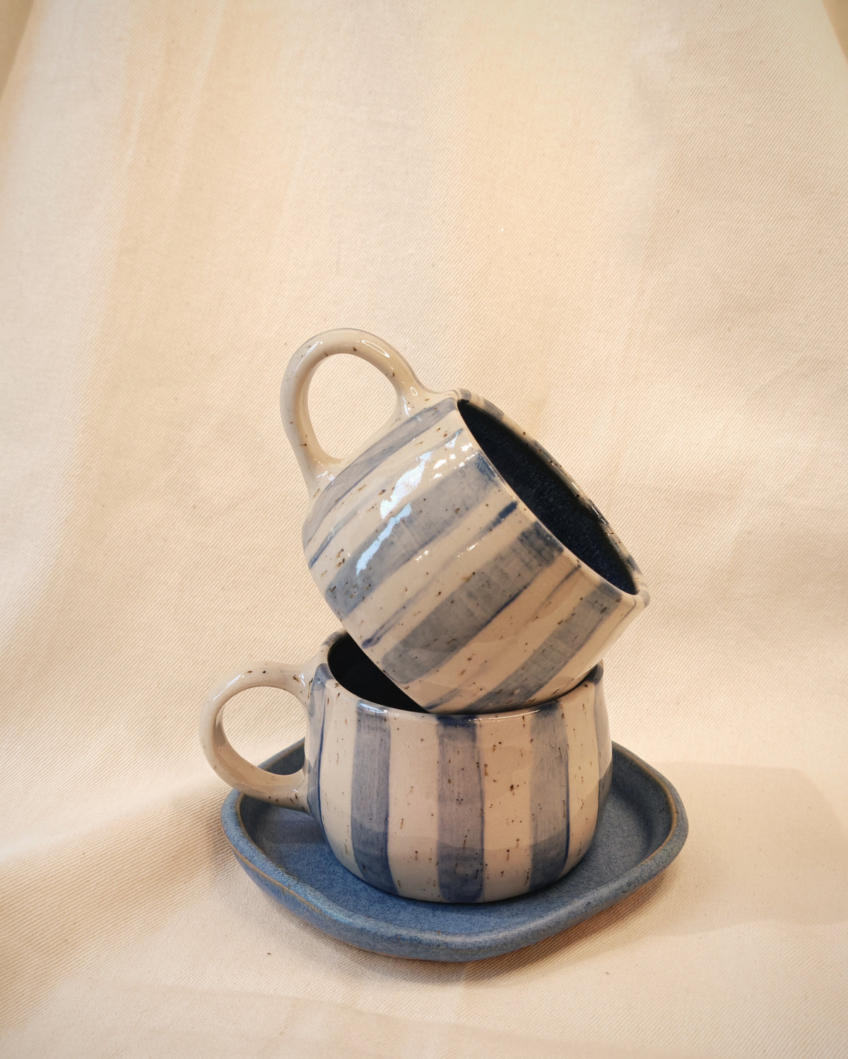 Blaue Streifen Keramiktasse – Brasilianisches Design