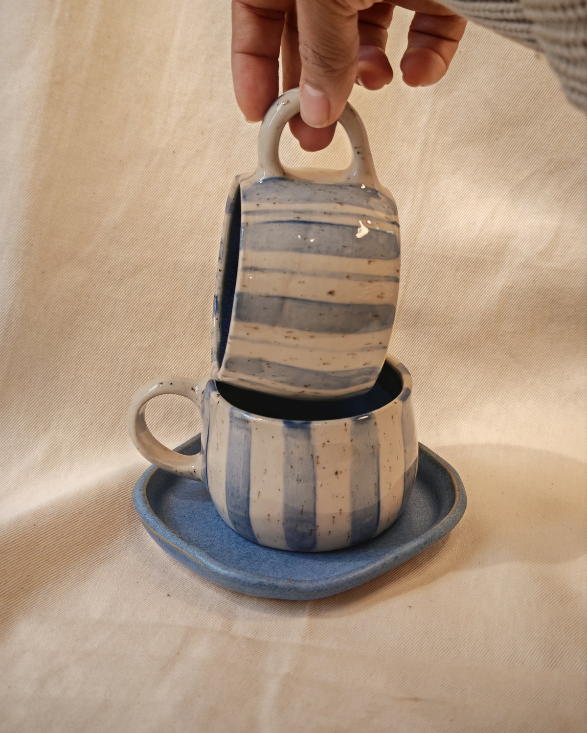 Blaue Streifen Keramiktasse – Brasilianisches Design