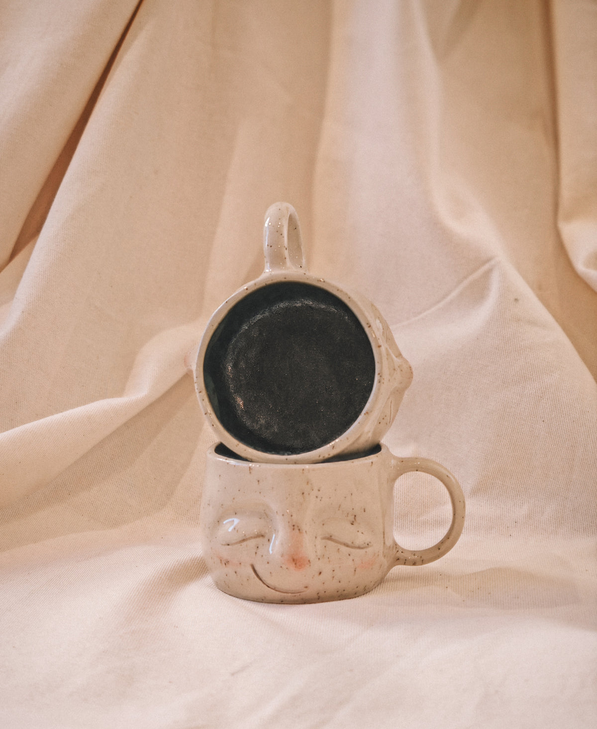 SüßeTasse – Handgefertigte Keramiktasse mit zwei Gesichtern